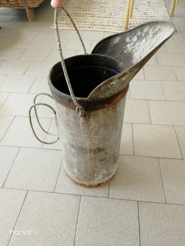 Vecchio secchio porta carbone