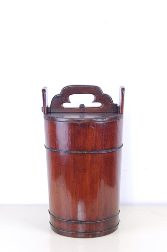Antico secchio con coperchio