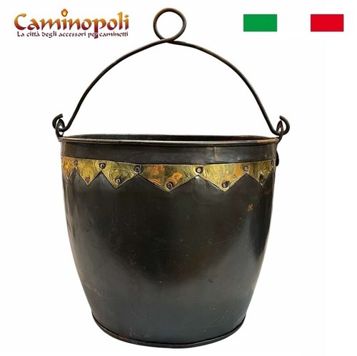 Antico vecchio secchio in - vecchio,
