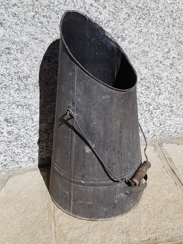 Vecchio secchio del carbone - del,