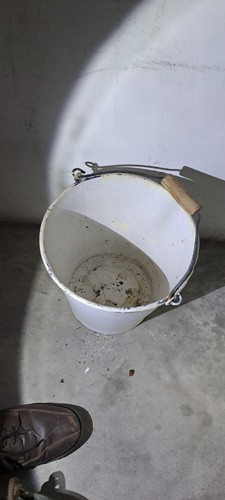 Vecchio secchio metallo - vecchio,