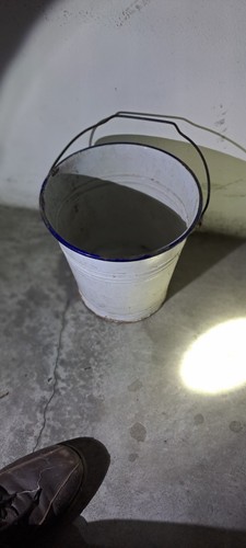 Vecchio secchio metallo - vecchio, in