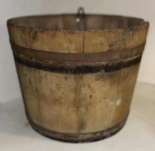 Antico secchio linfa legno