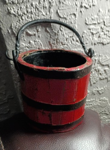 Vecchio secchiello rosso - , in